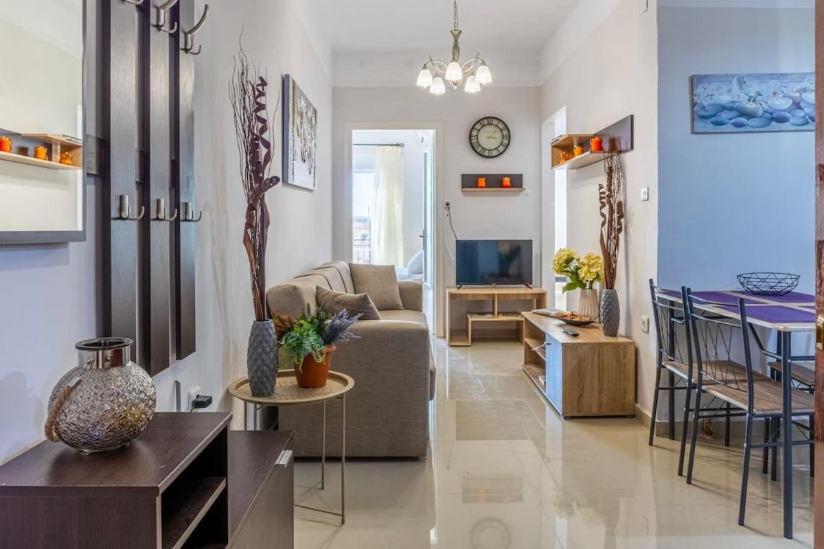 Comfy Central Square Gem With Balcony Apartamento Calamata Exterior foto