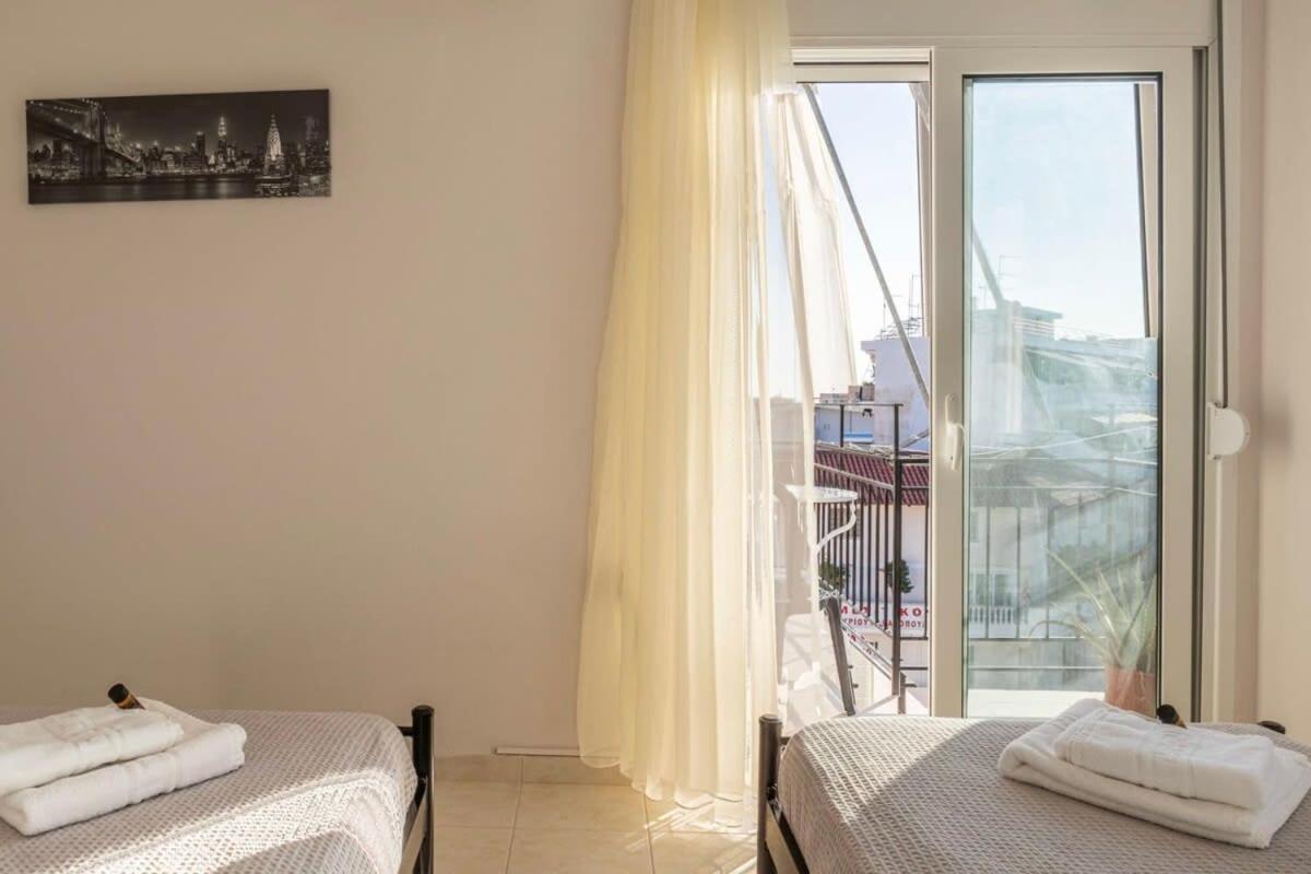 Comfy Central Square Gem With Balcony Apartamento Calamata Exterior foto