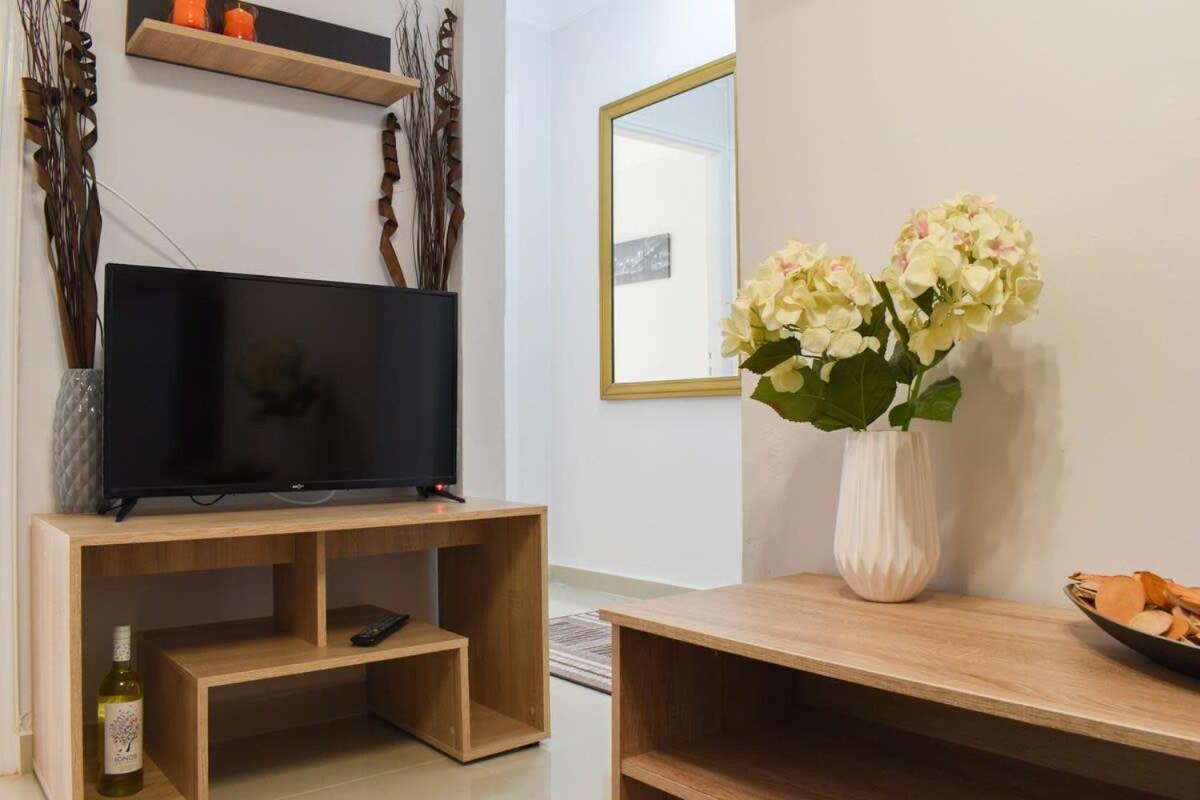 Comfy Central Square Gem With Balcony Apartamento Calamata Exterior foto