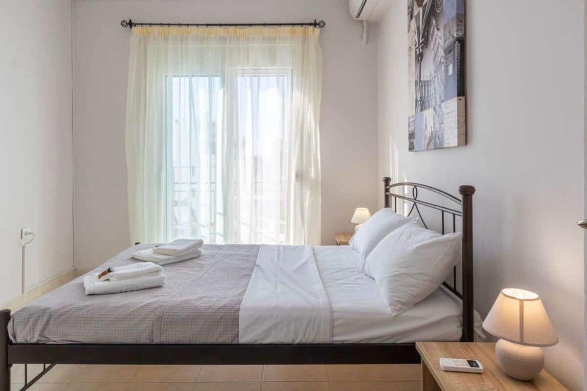 Comfy Central Square Gem With Balcony Apartamento Calamata Exterior foto