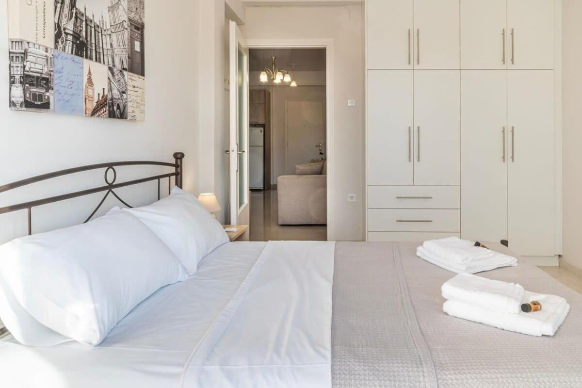 Comfy Central Square Gem With Balcony Apartamento Calamata Exterior foto