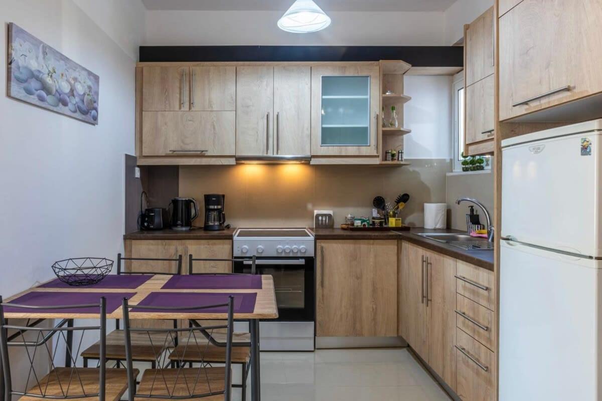 Comfy Central Square Gem With Balcony Apartamento Calamata Exterior foto