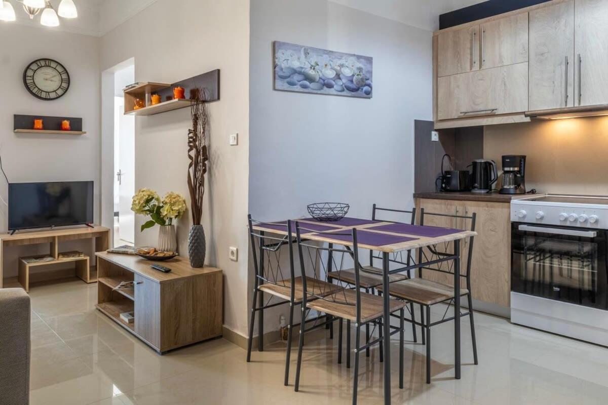 Comfy Central Square Gem With Balcony Apartamento Calamata Exterior foto