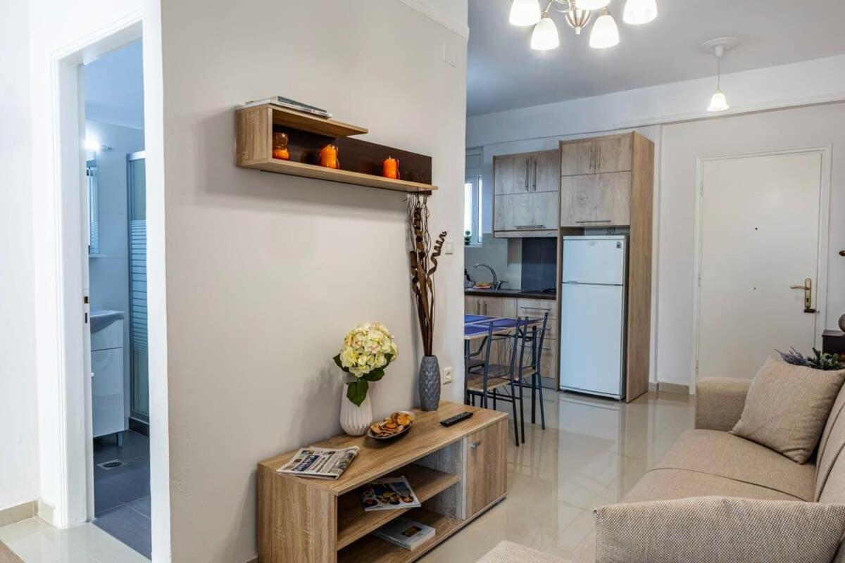 Comfy Central Square Gem With Balcony Apartamento Calamata Exterior foto