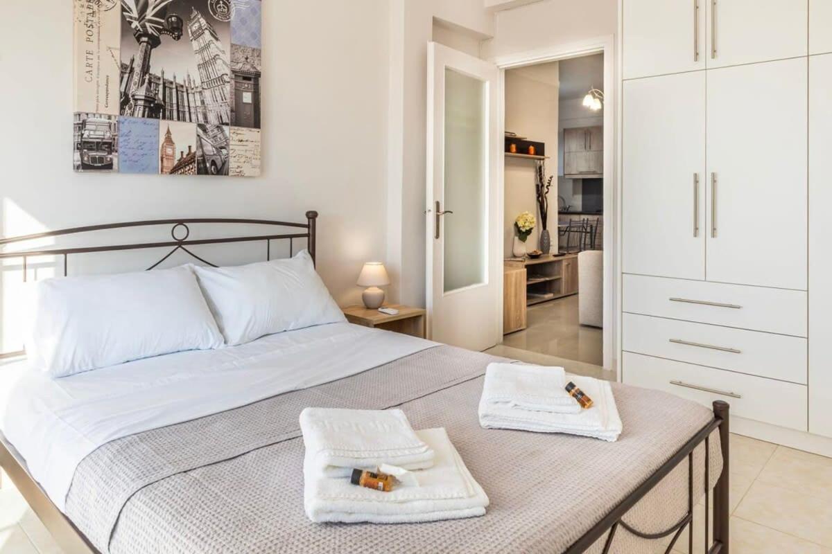Comfy Central Square Gem With Balcony Apartamento Calamata Exterior foto