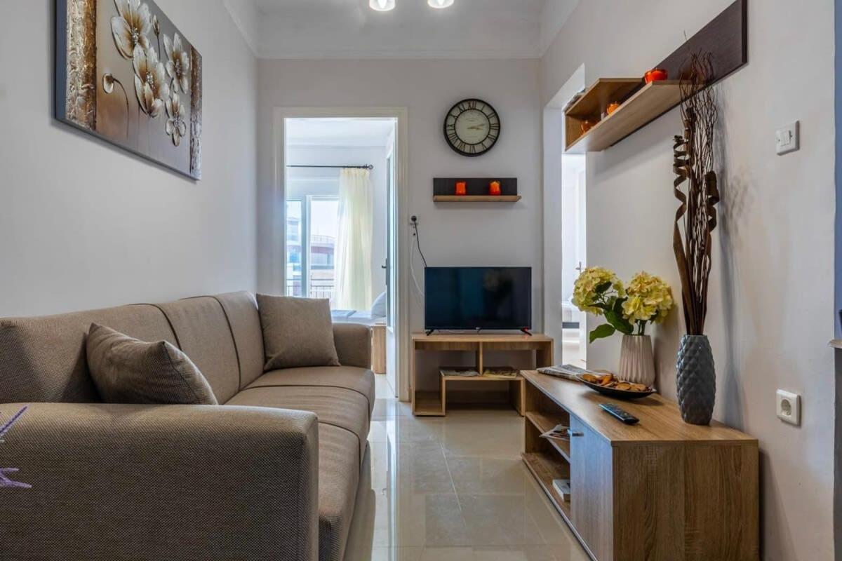 Comfy Central Square Gem With Balcony Apartamento Calamata Exterior foto